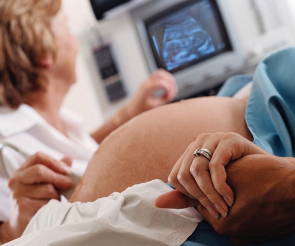 Ичимдеги баланын киндиги мойнуна оролуп калыптыр