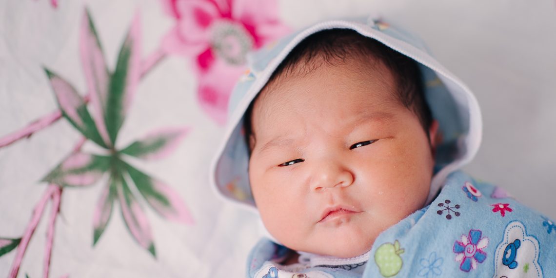 Жаңы төрөлгөн балага скипидарь мазын сүйкөсө болобу? Педиатр жооп берет