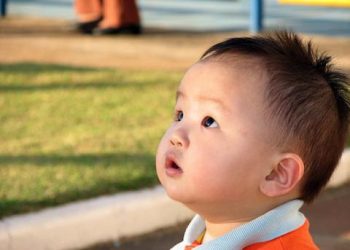 Үч айлык баламдын чочосунун башы түрүлүп калат. Эмне кылсам болот?