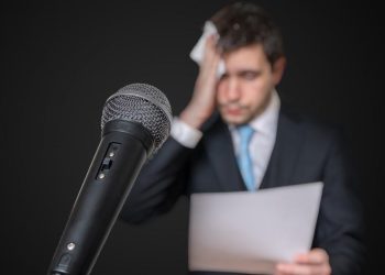 Эл алдына чыгып сүйлөгөндө буттарым калтырайт. Мындан кантип арылсам болот?