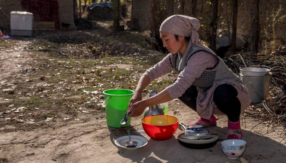 Казанды көмкөрүп койсо эмне болот? Идишке байланыштуу ырымдар боюнча тест