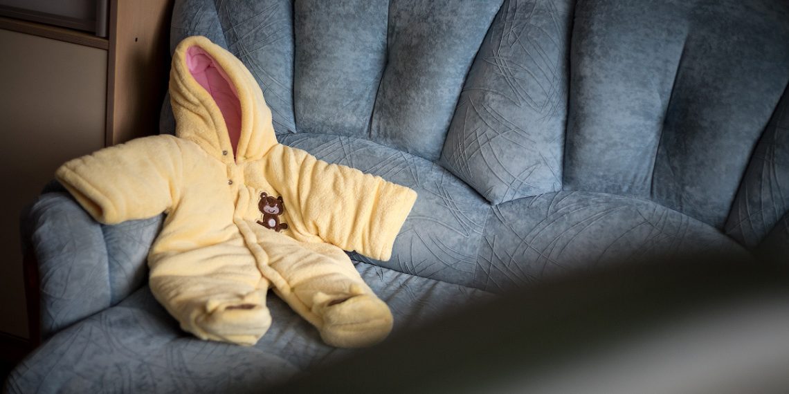 Чарчап калган баламдын кийимдерин өрттөй албай жатам. Эмне кылсам болом?