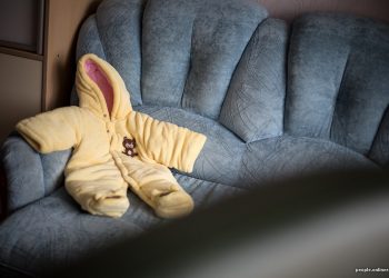 Чарчап калган баламдын кийимдерин өрттөй албай жатам. Эмне кылсам болом?