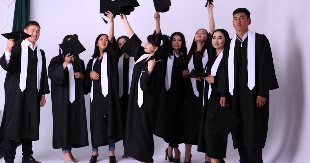 Группалашыбыз аудиторияда осуруп койгон. Студенттик күндөрдөгү күлкүлүү окуялар