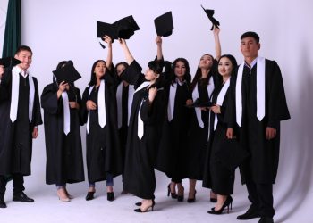 Группалашыбыз аудиторияда осуруп койгон. Студенттик күндөрдөгү күлкүлүү окуялар