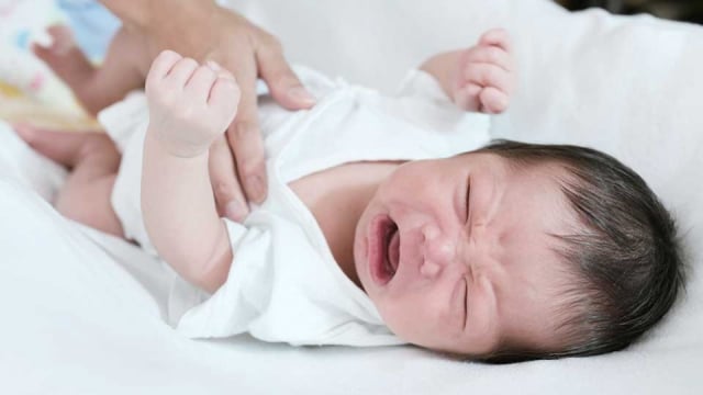 Кызым колики болуп аябай кыйналат