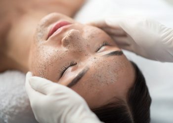 Угриден калган тактарды пилинг менен кетирсе болобу? Косметологдун кеңеши