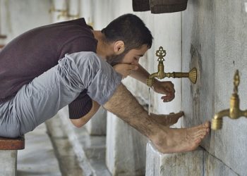 Түндө уругум түшүп калат. Эртең менен сөзсүз гусул алышым керекпи?