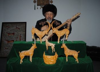 Бул залкар комузчуну тааныйм десеңиз