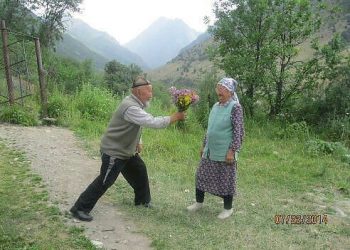 Алтымыштагы апамды сүйгөн байке жигитиме караганда “ухажавать” эткенди билет