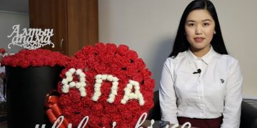 Кагаздан гүл жасап саткан жеке ишкер Жайнагүл Ашырахманова