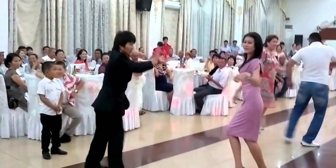 Бир кыз менен бийлеп жатканымды кайын энем көрүп калган