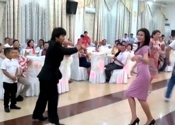 Бир кыз менен бийлеп жатканымды кайын энем көрүп калган