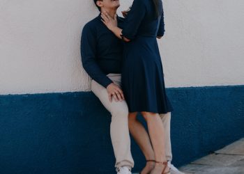 Сүйгөн кызым досума жемпир алып берип жатканын көрүп калдым