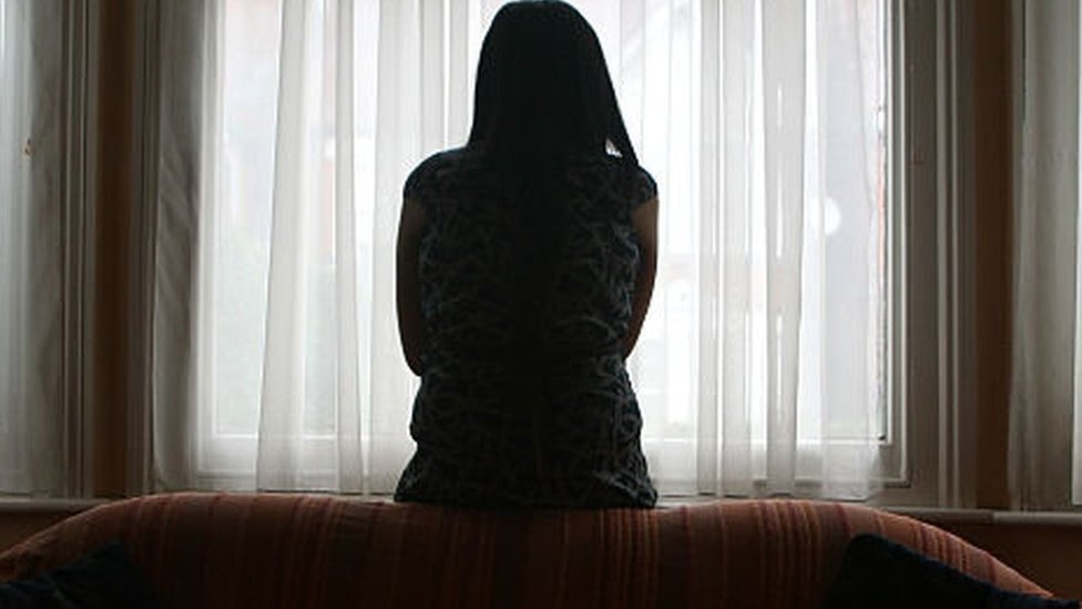 Күйөөм мурда эле кыз эмес экенимди билгенин айтты. Эмне кылсам болот?