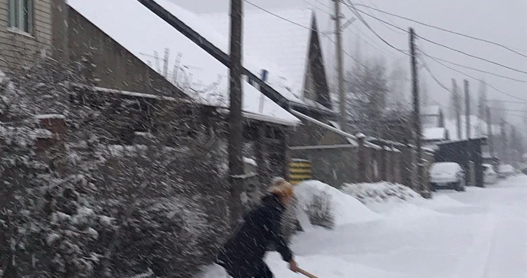 Жалгыз кар күрөп жүргөнүмдү көргөн кайын энем күйөөмдү сүйрөп чыкты