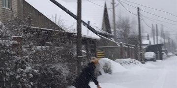 Жалгыз кар күрөп жүргөнүмдү көргөн кайын энем күйөөмдү сүйрөп чыкты