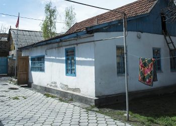 Күрөөгө коюлган үйдүн акчасын төлөп