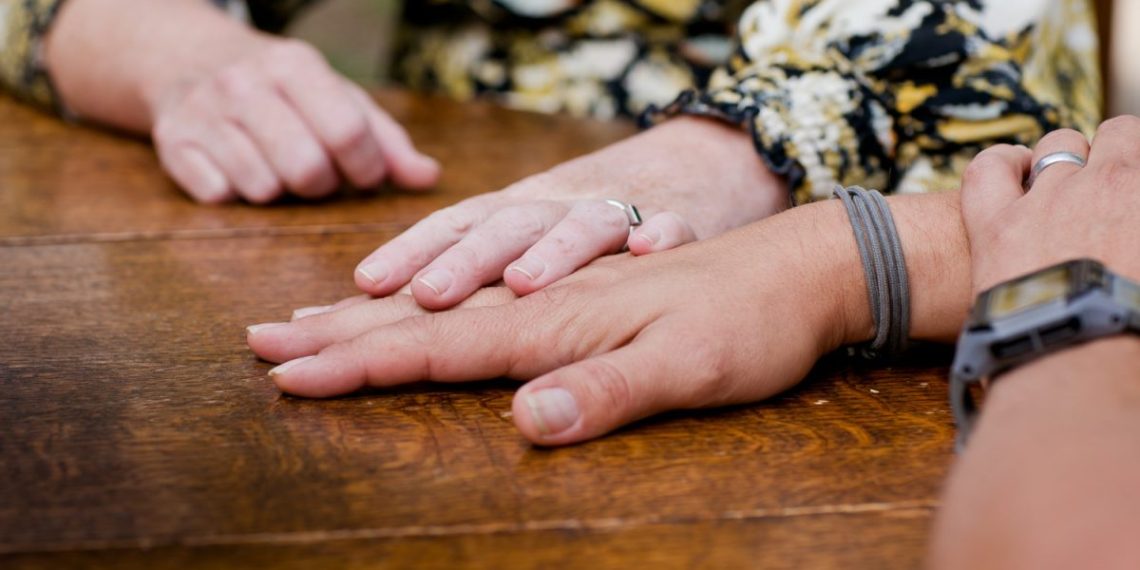 Байкем менен жеңем кем акыл адамдар. Кантип аларга жөлөкпул алсам болот?