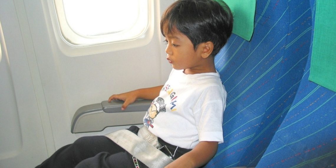 Балдар ата-энеси менен чет өлкөгө чыкса дагы уруксат кагазы керекпи?