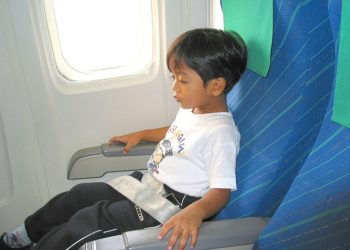 Балдар ата-энеси менен чет өлкөгө чыкса дагы уруксат кагазы керекпи?