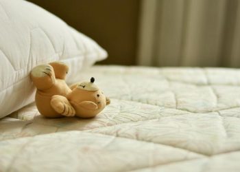 Эки айлык кызымды дивандан түшүрүп алдым. Кийин башына терс таасир тийбейби?