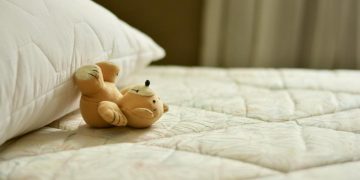 Эки айлык кызымды дивандан түшүрүп алдым. Кийин башына терс таасир тийбейби?