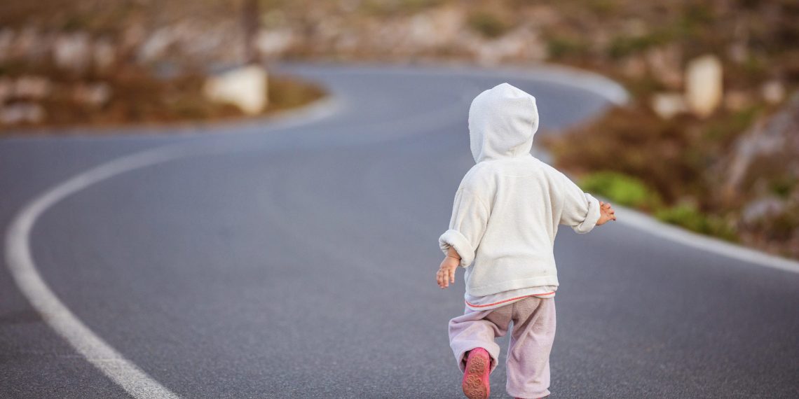 Беш жаштагы балабыз бизден качып жатат. Эмне кылсак болот?