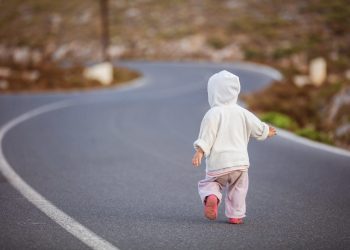 Беш жаштагы балабыз бизден качып жатат. Эмне кылсак болот?