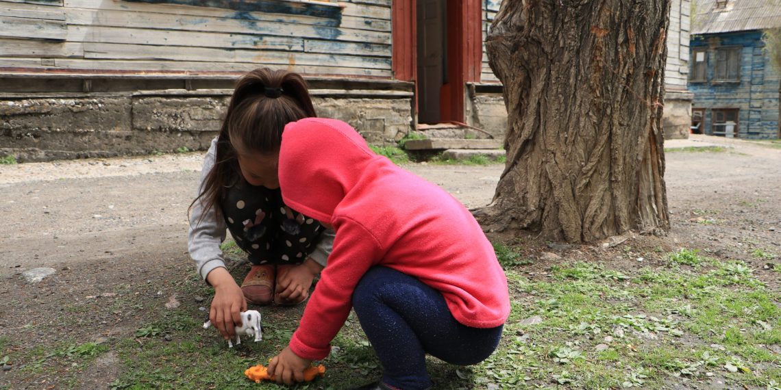 Кайын энеме баламды таштап кетсем көргөзбөй жатат. Эмне кылсам болот?