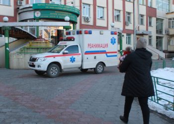 Москвада төрөлгөн уулумду өзүмдүн фамилияма өткөрө албайтам. Эмне кылсам болот?