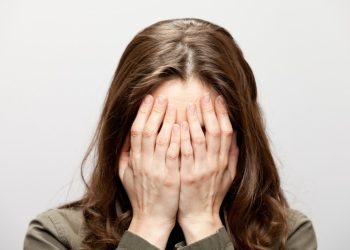 Жигитим менен жаткан сүрөттү элге таратам деди. Шантажга кабылган кыздан баяны