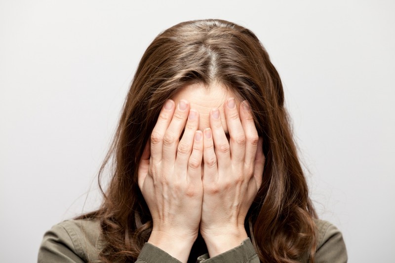 Жигитим менен жаткан сүрөттү элге таратам деди. Шантажга кабылган кыздан баяны