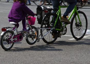 Кызым велосипедден кулап