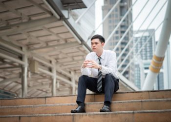 Досторум кыз мүнөздүүсүң деп басынтат. Корс