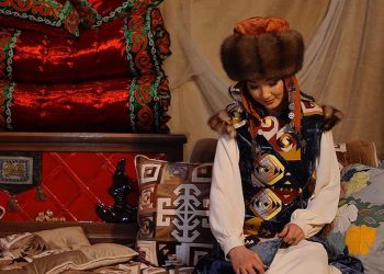 Кызымды кандай сеп менен узатарымды уккан кудам катуу кучактады