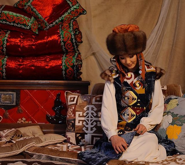 Кызымды кандай сеп менен узатарымды уккан кудам катуу кучактады