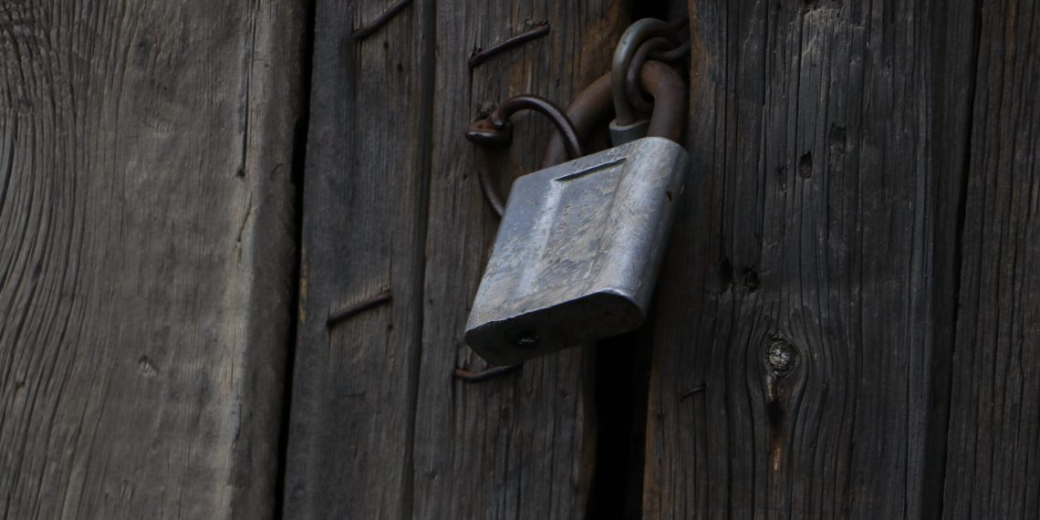 Маркум атамдын бир туугандары апам менен бизди үйдөн кууп чыгышты