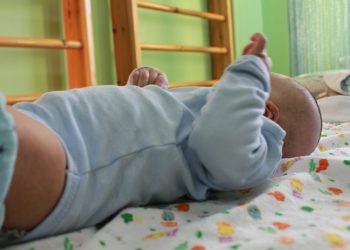 Жаңы төрөлгөн уулумдун бир жумурткасы калтасына түшө элек экен. Зыян эмеспи?