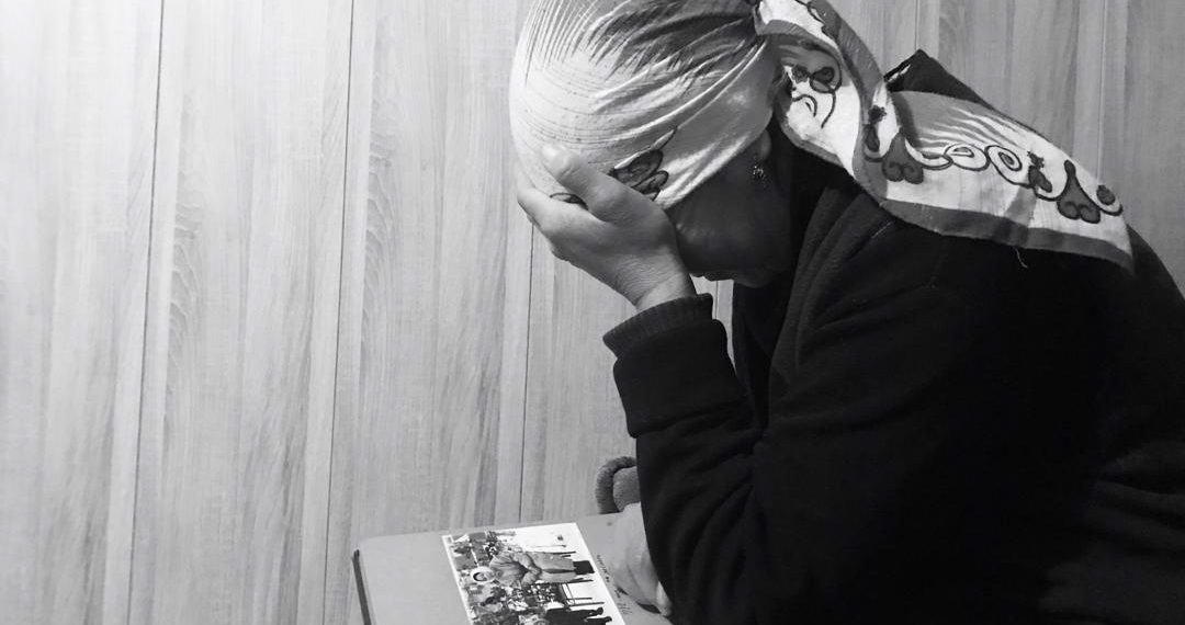 Апамдын сүрөтүн уят сөздөр менен көчөгө чаптаган күйөөмдү эмне кылсак болот??