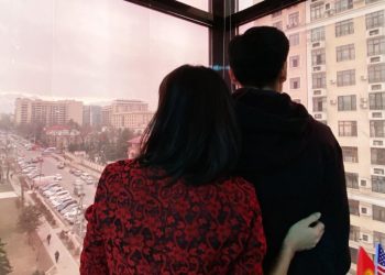 Аялымдын конфет жегени абдан жагат. Бир күйөөнүн баяны