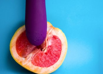 Жыныстык жашоо башталганда "угрилер" кетет деген чынбы? Гинеколог айтып берет