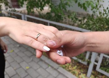 Күйөөм Москвада досунун аялы менен жашап жүргөн экен. Эмне кылсам болот?