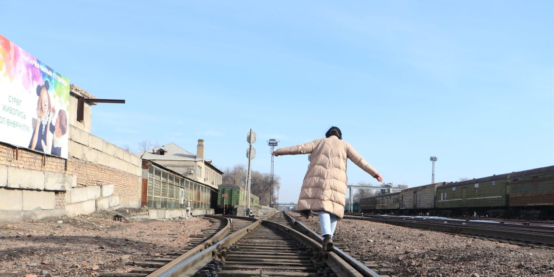 Үйдө калсам өзүмдү жалгыз сезип ыйлай берем. Эмне кылсам болот?