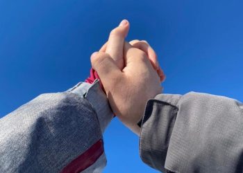 Биринчи сүйүүм мендей таппаганын айтып ыйлайт. Алгачкы сүйүү жөнүндө окуялар