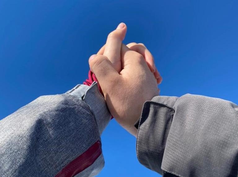 Биринчи сүйүүм мендей таппаганын айтып ыйлайт. Алгачкы сүйүү жөнүндө окуялар