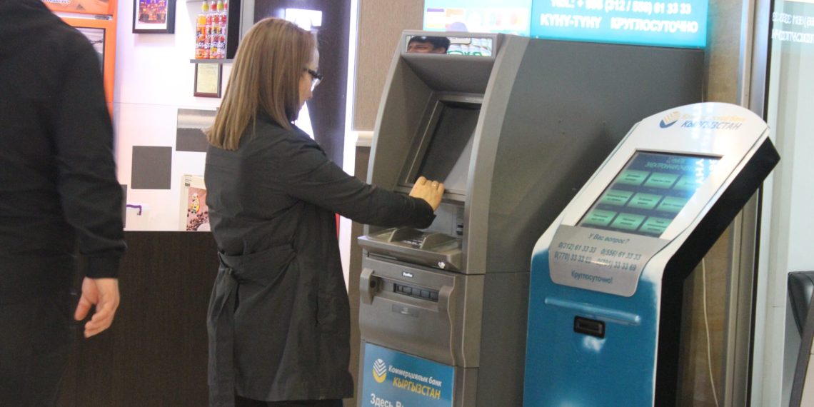 Бир кыз картасына акча котортуп алдады. Эмне кылсам болот?