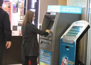 Бир кыз картасына акча котортуп алдады. Эмне кылсам болот?