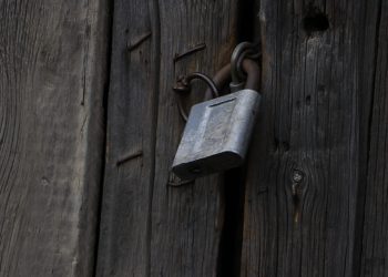 Атам жашап жаткан үйдү байкеси баласына каттап коюптур. Кантип алсак болот?