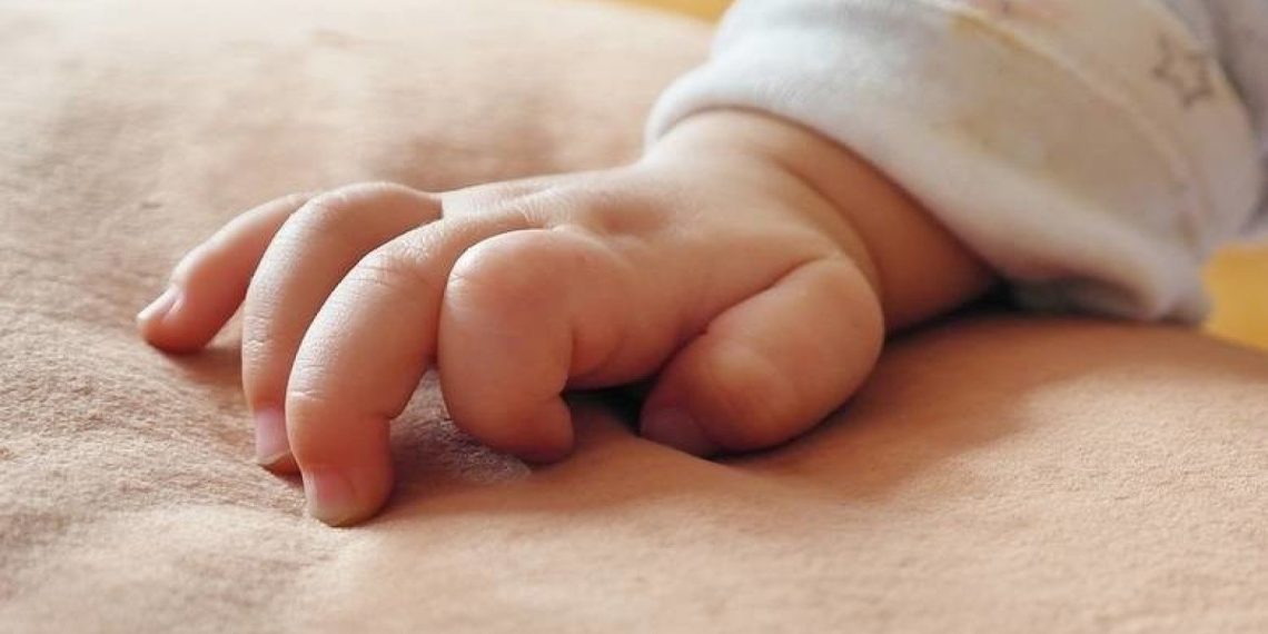 Бир жаштагы кызымдын көкүрөгүндө без бар. Канча жашында жок болот?